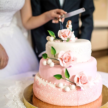 7 Wedding Cakes That Are OUT For 2020