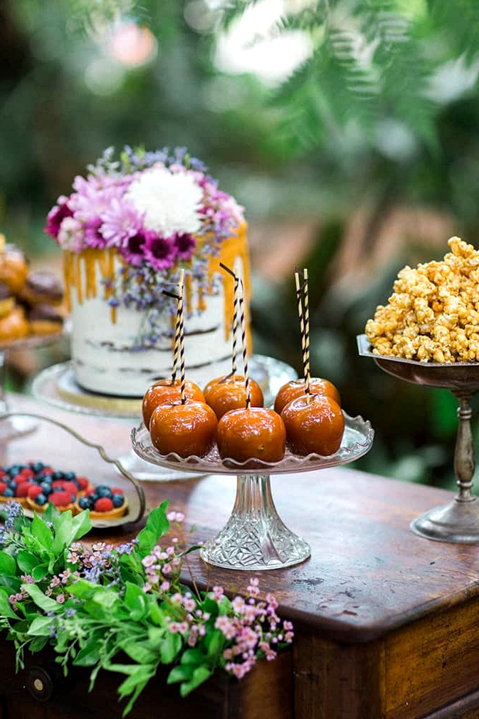 Toffee apples and caramel popcorn for vintage wedding