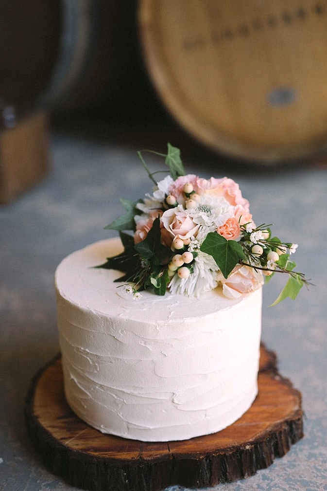 Relaxed-Vintage-Boho-Wedding-Inspiration-White-Buttercream-Cake-with-Peach-Florals