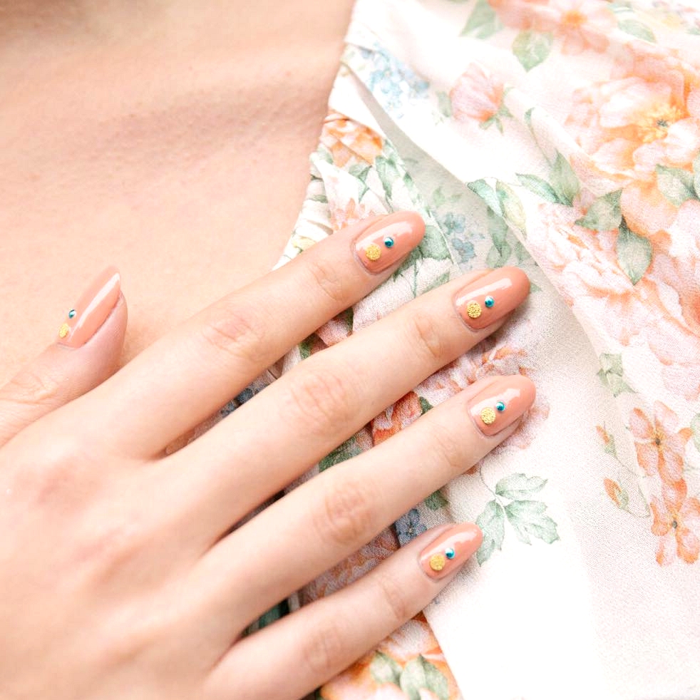 peach jewel manicure