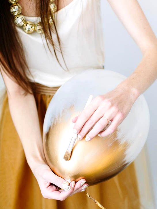 Simple Winter Wedding DIY Projects // Brushed Gold Balloons // 