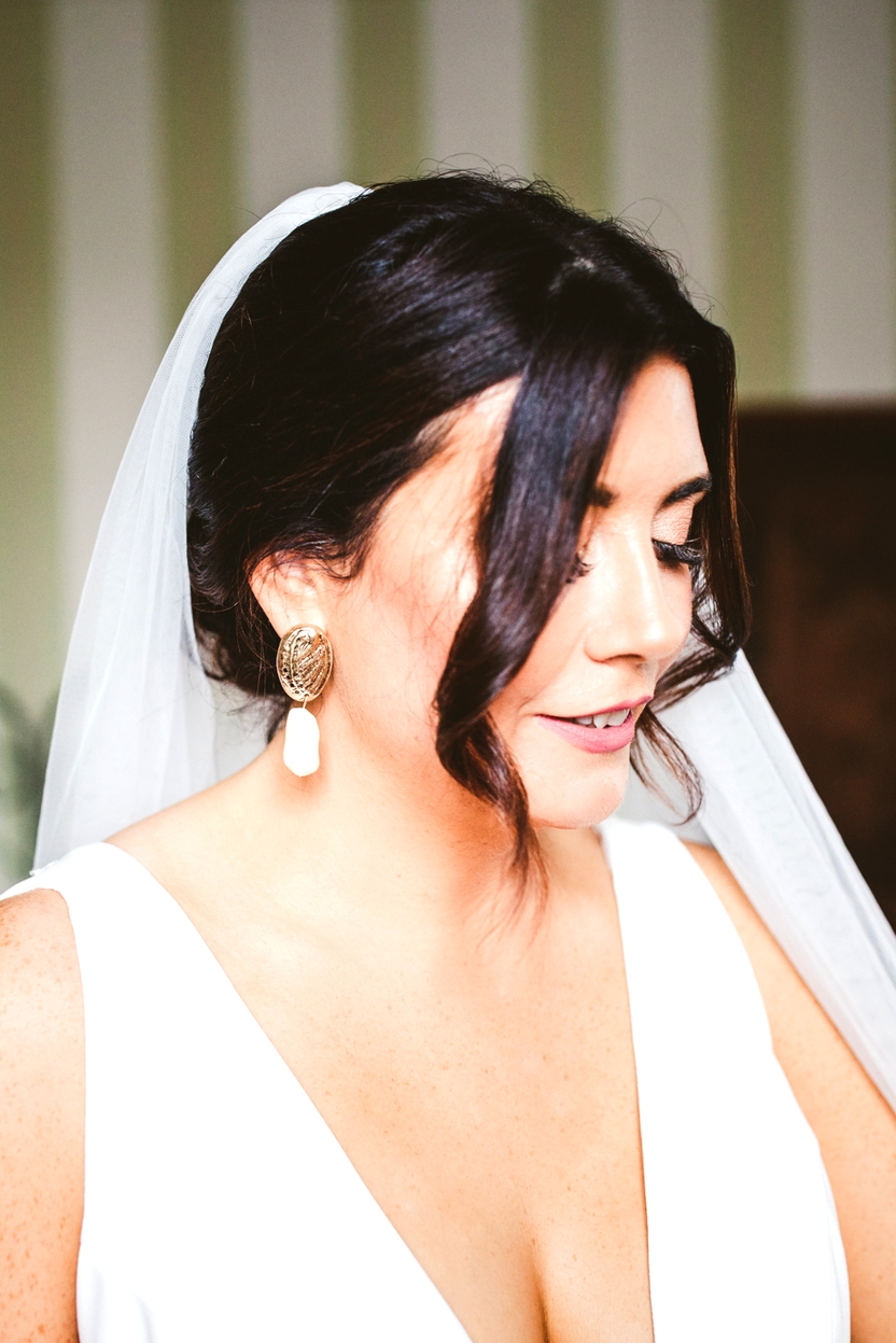 bride with natural makeup and pearl earring accessory