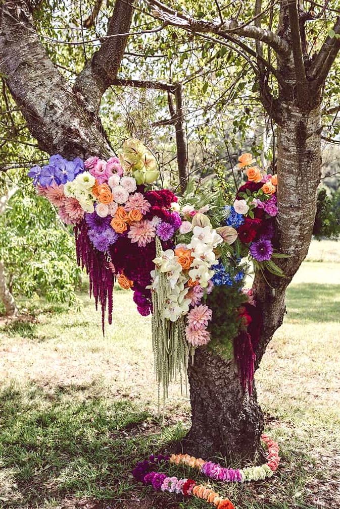 Bright tropical boho wedding ceremony | Red Berry Photography