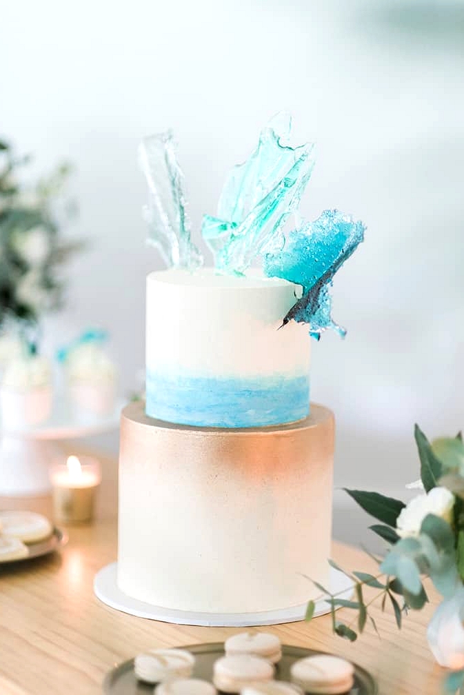 Beach wedding cake brushed with gold and aqua watercolour and topped with ocean blue sugar glass | Kaitlin Maree Photography