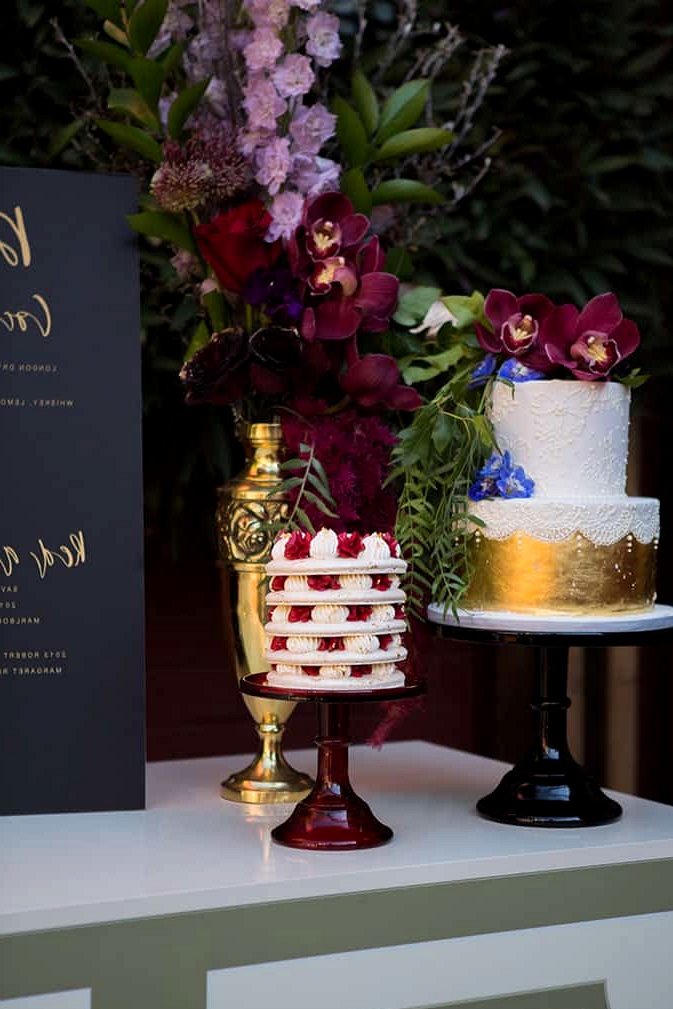 Jewel toned wedding cake display | Lola Images