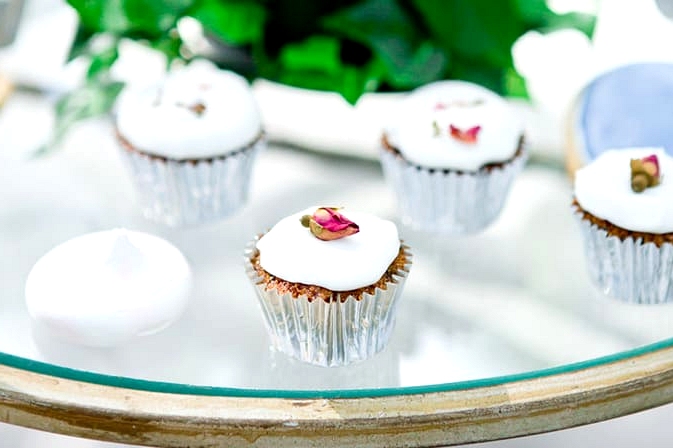 Mini cupcakes, cookies and meringues