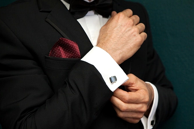 Glamorous-1920s-Wedding-Inspiration-Groom-Suit-Cufflinks