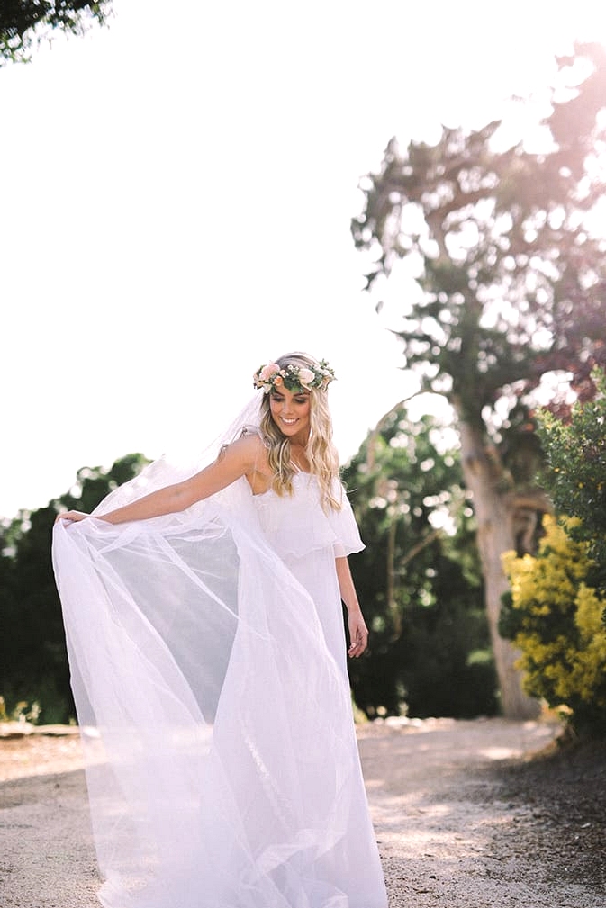 Relaxed-Vintage-Boho-Wedding-Inspiration-Bride-Dress-Flower-Crown-Veil