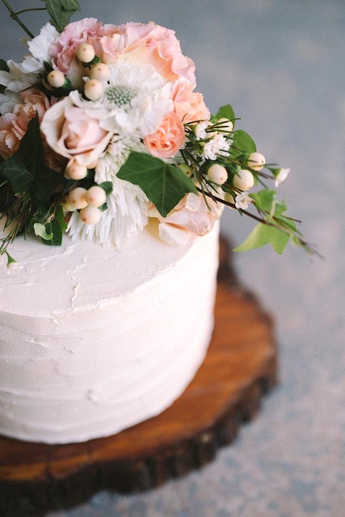 Relaxed-Vintage-Boho-Wedding-Inspiration-White-Buttercream-Cake-with-Peach-Florals-2