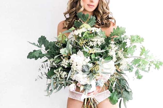 Elegant-Bridal-Boudoir-Inspiration-Green-White-Bouquet