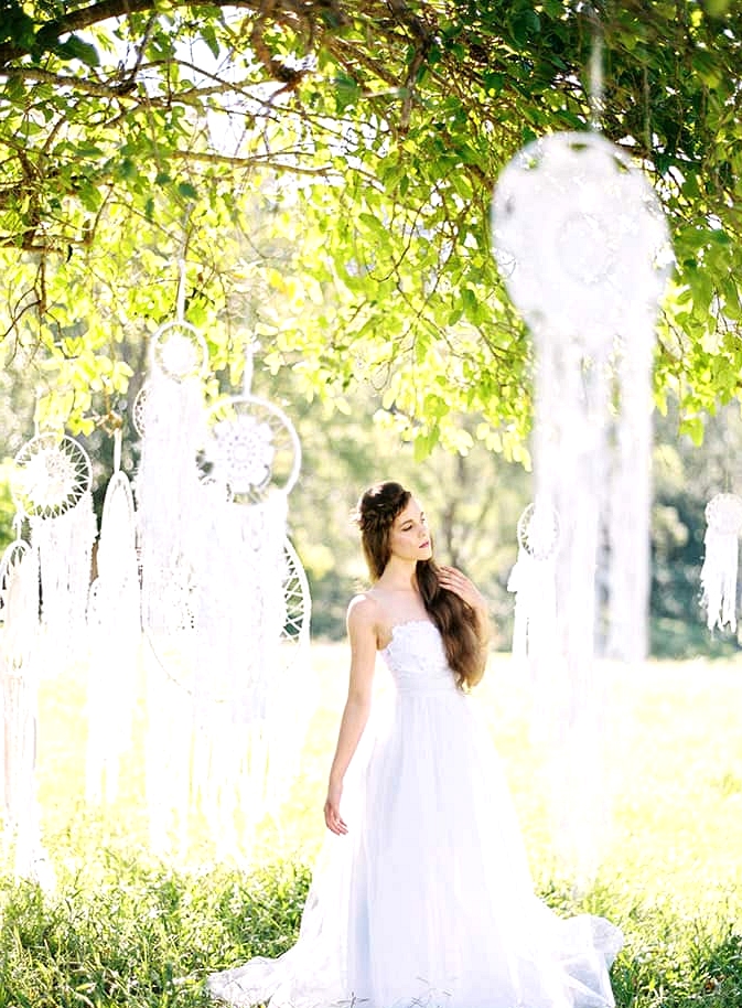 Natural-Bohemian-Wedding-Inspiration-White-Dreamcatchers-Dress-2