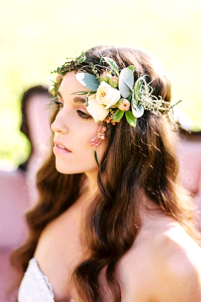 Natural-Bohemian-Wedding-Inspiration-Pink-Vintage-Lounge-Wild-Rose-Flower-Crown