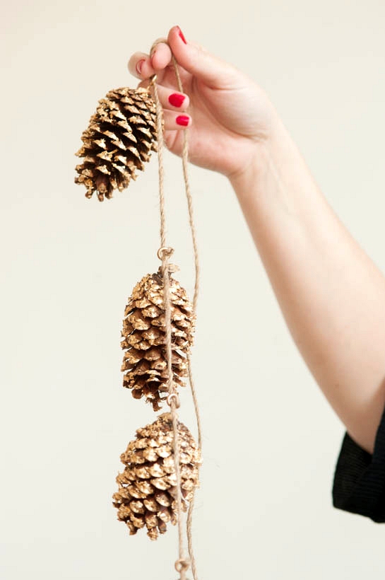 Simple Winter Wedding DIY Projects // Pinecone Garlands // 